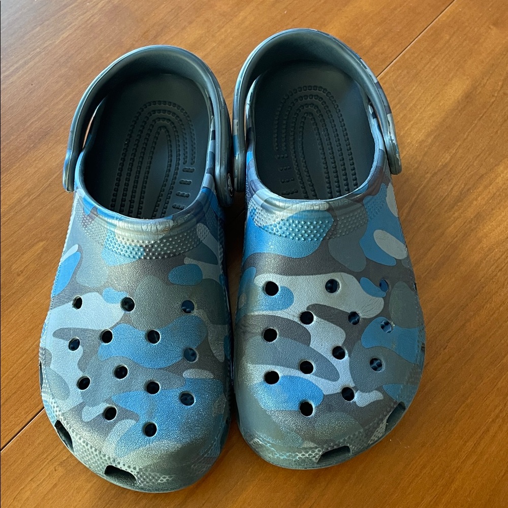 Crocs camouflage blue, navy, gray men size 7